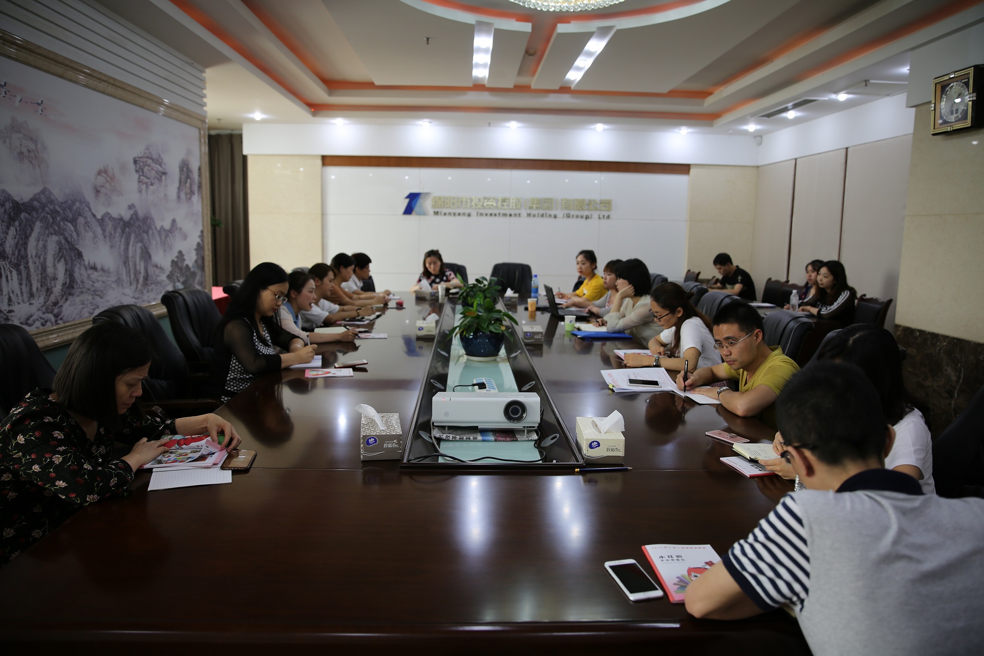走进档案 强化培训 提升管理——易游 （中国版权）官方网站集团组织召开“国际档案日”宣贯及业务培训会